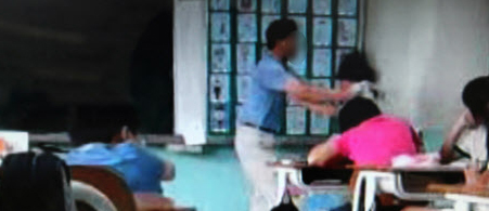 서울 신대방동 한 초등학교 6학년 담임교사가 자신의 반 남학생을 양손으로 세게 밀치고 소리를 지르는 장면. 이 장면은 12일 같은 반 학생이 휴대전화로 찍어 제보했다.  평등교육실현을 위한 서울학부모회 제공