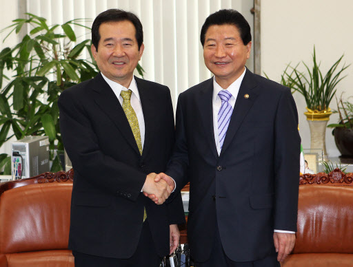 한나라당 안상수 신임대표가 16일 오전 민주당 정세균 대표를 예방한 자리에서 악수를 하고 있다. 연합뉴스