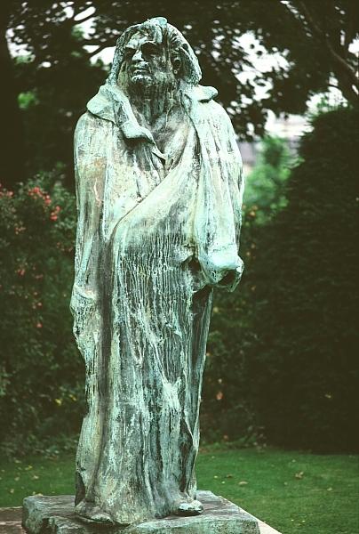 조각가 로댕의 발자크 동상. 프랑스 파리의 로댕 조각공원에 세워져 있다. 릴케는 ‘당당하고 활개 걸음을 걷는 인물, 외투가 떨어지는 바람에 중량을 모두 잃어버린 모습’ 이라고 묘사했다.