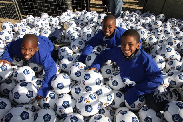16일(현지시간) 남아프리카공화국 소웨토에서 현대차 주최로 열린 ‘100만개의 축구공! 아프리카 드림볼 프로젝트 로드투어’ 행사에서 현지 어린이들이 축구공을 들어 보이며 즐거워하고 있다. 현대차 제공