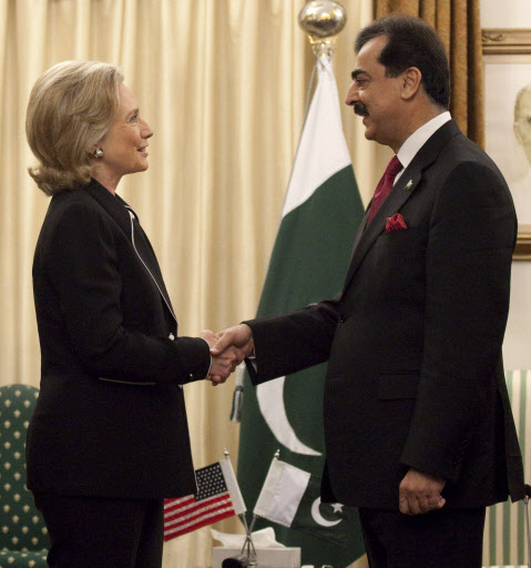 아시아 4개국 순방에 나선 힐러리 클린턴(왼쪽) 미국 국무장관이 18일 첫 방문지인 파키스탄에 도착한 뒤 유수프 라자 길라니 총리와 공관에서 악수하고 있다. 이슬라마바드 AP 특약