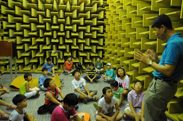 한국표준과학연구원의 ‘음향 표준’ 프로그램을 찾은 학생들이 무향실과 잔향실 등 실험실을 직접 견학하며 음향표준에 대한 설명을 듣고 있다.  한국기초과학지원연구원 제공