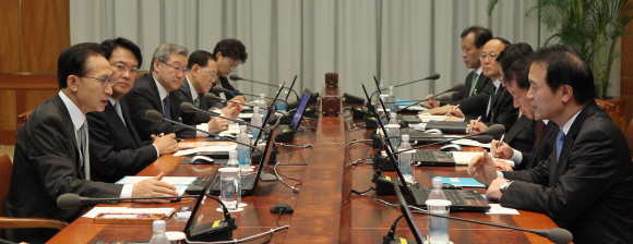 이명박(왼쪽) 대통령이 19일 청와대에서 새로 임명된 수석비서관들과 첫 회의를 갖고 있다. 청와대 제공