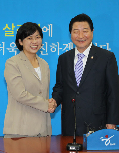 한나라당 안상수 대표가 20일 오후 국회 당 대표실로 방문한  이정희 민노당 대표와 악수하고 있다. 연합뉴스