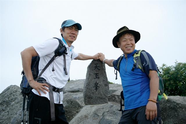 산악인 엄홍길 대장과 홍명보 한국올림픽축구대표팀 감독이 속리산 천왕봉에서 함께 사진을 찍고 있다.  MBC라이프 제공