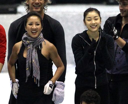 피겨 여왕 김연아가 22일 경기도 고양시 킨텍스 특설링크에서 열린 ‘삼성 애니콜 하우젠 2010 올댓 스케이트 서머 아이스쇼’ 공개 리허설에서 미셸 콴과 함께 연습을 마친 후 활짝 웃고 있다.  연합뉴스