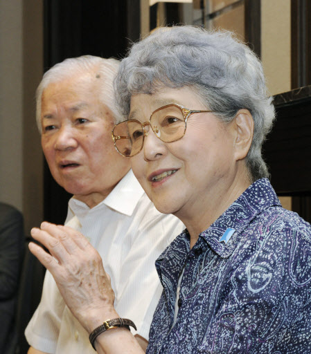 22일 일본 나가노현 가루이자와에서 요코다 메구미의 부모가 기자회견을 열어 김현희씨와의 면담 내용을 설명하고 있다.  가루이자와 AP 특약