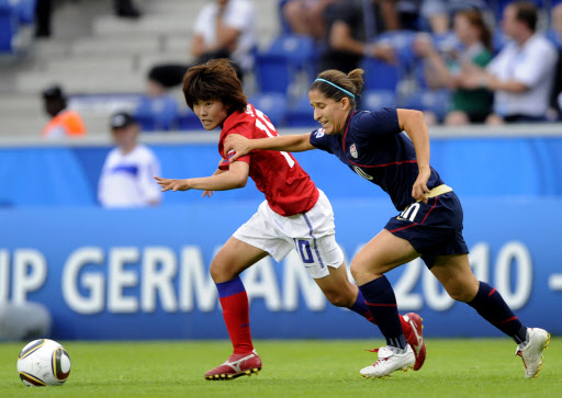 여자축구대표팀의 간판 골잡이 지소연(왼쪽)이 22일 독일 빌레벨트에서 치러진 U-20 여자월드컵 D조 조별리그 마지막 경기인 미국전 후반에 미국 수비수의 방어를 뚫고 드리블하고 있다. 대한축구협회 제공