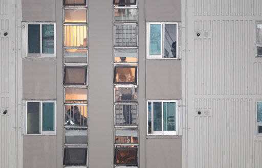 23일 오후 인질 대치 상황이 벌이고 있는 서울 중랑구 중화동 모 아파트. 오른쪽 아래층에 커튼이 쳐져 있고 불이 꺼져 있다. 연합뉴스