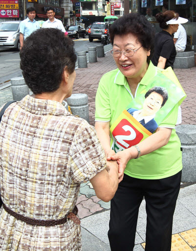 7.28 재보선 서울 은평을에 출마한 민주당 장상 후보가 26일 오전 은평구 일대를 돌며 지지를 호소하고 있다. 연합뉴스