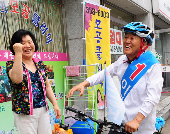 서울 은평을 선거구에 출마한 한나라당 이재오(오른쪽) 후보가 26일 자전거를 타고 지역구를 돌며 막바지 유세를 벌이고 있다.  이호정기자 hojeong@seoul.co.kr