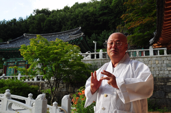 지난 26일 경기 평택 만기사에서 만난 원경 스님은 1980년대 초 가까웠던 한 도반(道伴·함께 도를 닦는 벗)이 ‘빨갱이 자식’이라고 고발한 적도 있었다며 허허거렸다.