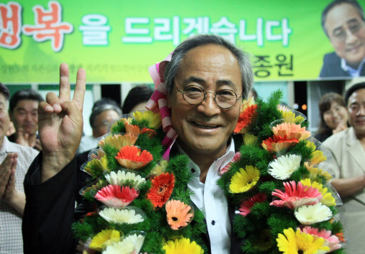 28일 강원 태백·영월·평창·정선 선거구에서 당선된 민주당 최종원 후보가 태백시에 있는 지역구 선거사무실에서 손가락으로 승리의 ‘V’ 자를 그리며 기뻐하고 있다. 태백 연합뉴스