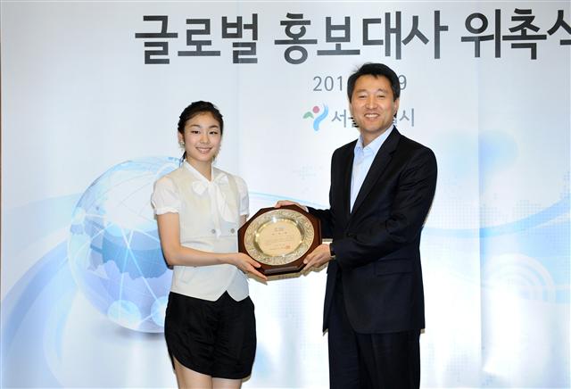 김연아(왼쪽) 선수가 오세훈 서울시장으로부터 홍보대사 위촉패를 받은 뒤 기념촬영하고 있다.