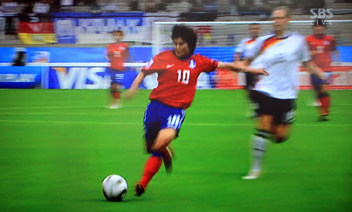 29일 오후 독일에서 열린 국제축구연맹(FIFA) 20세 이하(U-20) 여자 월드컵 한국과 독일의 경기에서 지소연이 슛을 쏘고 있다. 연합뉴스