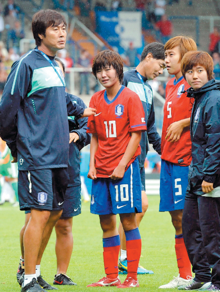 지소연(왼쪽 두번째)이 30일 새벽에 끝난 독일과의 국제축구연맹(FIFA) U-20 여자월드컵 준결승이 끝난 뒤 아쉬움의 눈물을 흘리고 있다. 보훔 연합뉴스