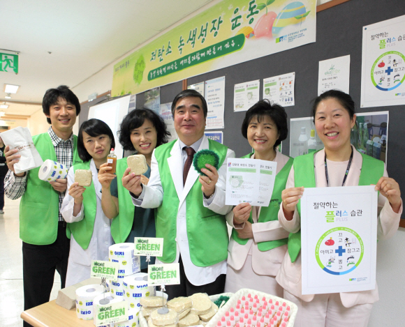 순천향대 부천병원 홍대식(왼쪽 네번째) 병원장과 에코플러스 팀원들이 친환경생활 캠페인을 벌이고 있다.
