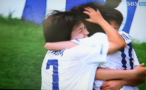 좋아하는 선수들 1일 독일 빌레벨트에서 벌어진 U-20 세계여자 월드컵 콜롬비아와의 3-4위전에서 결승골을 넣은 지소연(가운데)이 권은솜(7번) 등과 얼싸안고 좋아하고 있다.  서울=연합뉴스