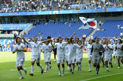 땀방울로 빚은 미소  국제축구연맹(FIFA) U-20 여자월드컵 3·4위전에서 콜롬비아를 1-0으로 제압하고 3위를 차지한 한국여자축구대표팀 선수들이 태극기를 들고 그라운드를 내달리며 환호하는 관중들에게 손을 흔들어 답례하고 있다. 빌레펠트 대한축구협회 제공