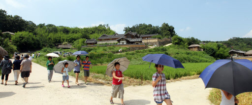 1일 ‘한국의 역사마을’로서 유네스코 세계문화유산에 등재된 경북 경주 양동마을에 평소보다 많은 관광객들의 발길이 이어지고 있다.  경주 연합뉴스