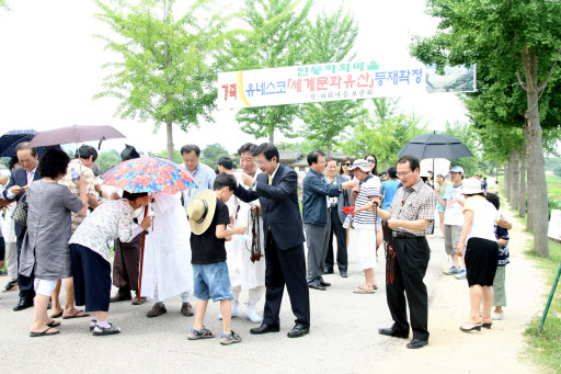 1일 경북 안동 하회마을에서 권영세(가운데 양복 입은 이)안동시장이 세계문화유산 등재 기념으로 어린이에게 하회탈 목걸이를 걸어주고 있다. 안동 연합뉴스