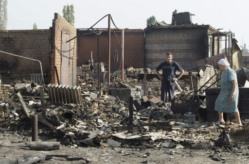 ‘불바다’ 러시아 러시아 전역을 휩쓴 산불로 일부 지역에 비상사태가 선포된 가운데 지난 31일(현지시간) 모스크바 남쪽 보로네시 주민들이 산불로 폐허가 된 집을 살펴보고 있다.  보로네시 AP 특약