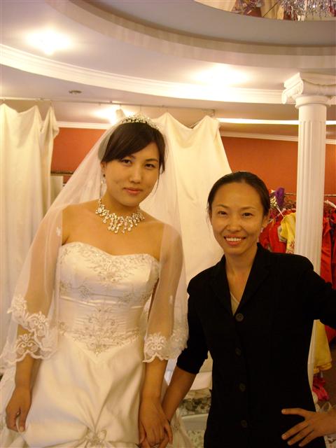 중국 베이징에서 활동하는 유명 웨딩 드레스 디자이너 장홍예(오른쪽)와 9월말 결혼하는 예비신부 위안예. 중국의 결혼문화가 급속도로 화려해지면서 장씨는 눈코 뜰 새 없이 바쁜 나날을 보내고 있다고 했다.  베이징 나길회기자 kkirina@seoul.co.kr