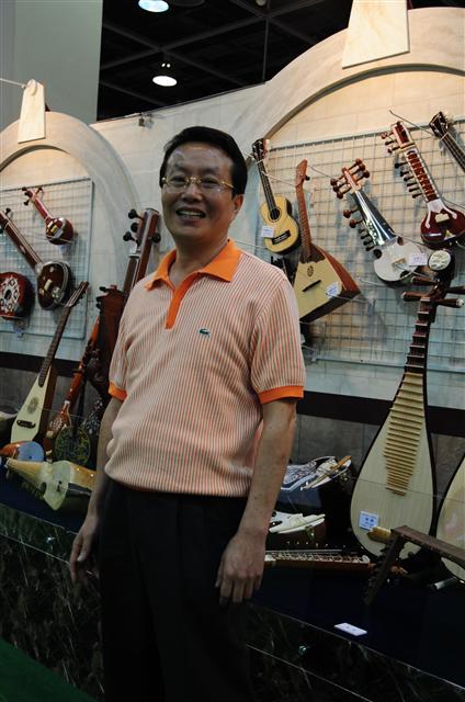 ‘악기 부자’ 박창태 교수가 ‘세계악기감성체험전’이 열리고 있는 서울 양재동 aT센터에서 악기가 갖고 있는 교육적 효과에 대해 이야기하고 있다.