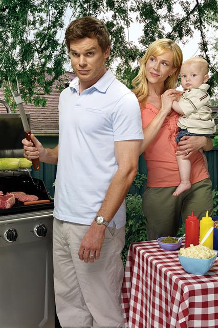 스릴러 드라마 ‘덱스터 시즌4’는 부인과 아이와 함께 가정을 꾸린 덱스터(왼쪽)를 설정했다. 가정의 평화를 깨지 않기 위해 어떻게 위장해야 할까.