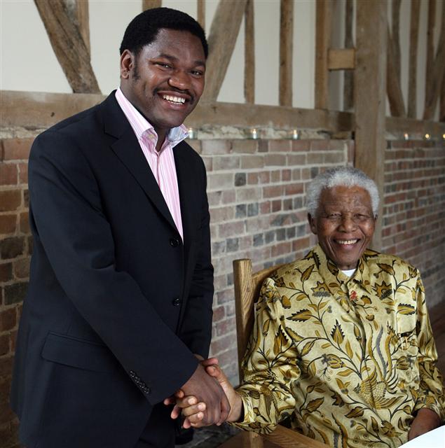 넬슨 만델라 전 남아공 대통령과 기념사진을 찍고 있는 응체베.