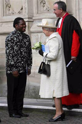 영국 활동 당시 엘리자베스 2세 여왕을 만나 아프리카의 희망을 전하고 있는 응체베. 소니뮤직 제공