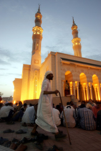 아랍에미리트연합 두바이에서 라마단 의식을 치르고 있는 무슬림들. 11일부터 다음달 9일까지인 라마단이 끝나면 이드 알 피트르 축제가 이어진다. 서울신문 포토라이브러리