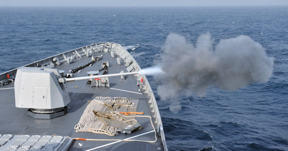 2010년 환태평양훈련(RIMPAC)에서 함포사격 최우수함(Top Gun)에 선정된 해군 세종대왕함이 5인치 함포사격하는 모습. 연합뉴스