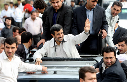 마무드 아마디네자드(가운데) 이란 대통령이 4일 연설을 위해 서부 하메단 공항을 거쳐 이동하는 차량에서 대중을 향해 손을 흔들고 있다. 테헤란 AFP 연합뉴스