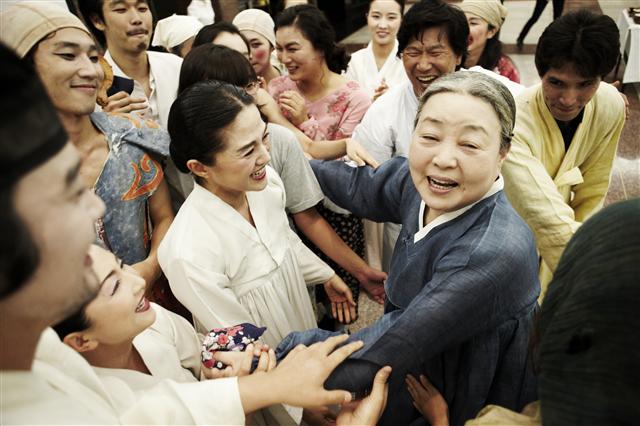 지난 3일 밤 서울 순화동 호암아트홀에서 ‘오구’ 공연을 끝낸 뒤 연희단거리패 단원들에게 축하인사를 받고 있는 강부자.