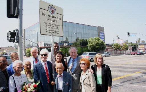 새미 리(90·가운데) 박사가 자신의 이름을 딴 광장이 미국 로스앤젤레스(LA)에 조성된 것을 기념해 가족 등과 기념촬영을 하고 있다.  LA 연합뉴스 