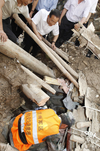 8일 원자바오(위쪽 가운데) 중국 총리가 산사태 피해 규모가 가장 큰 간쑤성 저우취현 구조작업 현장을 방문해 신속한 구조를 지시하고 있다. 이날 발생한 산사태로 현재까지 최소 127명이 숨지고 2000여명이 실종됐다.   저우취 AP 특약 