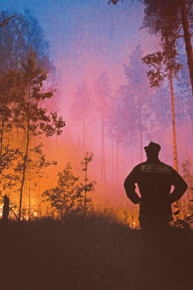 사라지는 숲 지난 5일 모스크바 동남부 리아잔 지역의 한 마을에서 불길이 걷잡을 수 없이 번지자 소방대원이 불타는 숲을 멍하게 바라보고 있다. 리아잔 AP 특약