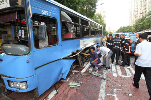 행당동 버스폭발 9일 오후 서울 성동구 행당동 행당역 주변에서 천연가스 시내버스가 운행 도중 폭발해 8명이 부상했다.  관계자들이 폭발한 버스를 살펴보고 있다.  서울=연합뉴스
