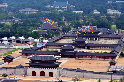 15일 서울 광화문광장에서 열린 제65주년 광복절 경축식에 앞서 복원된 광화문의 현판제막식이 열리고 있다. 연합뉴스