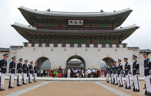 15일 제65주년 광복절 경축식을 마친 이명박 대통령과 내외귀빈들이 현판제막식을 마친 광화문을 통해 경복궁으로 들어가고 있다. 연합뉴스