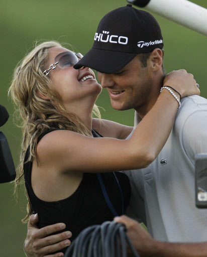 독일의 마르틴 카이머가 16일 미국 위스콘신주 콜러에서 열린 PGA 챔피언십에서 정상에 오른 뒤 아내와 포옹하고 있다. 콜러 AP 특약