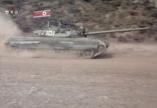 옛 소련제 T-62 전차를 개량한 ‘폭풍호’. 전차의 성능과 관련해 많은 내용이 공개되진 않았지만, 우리 군의 K1 계열 전차와 맞붙어 승산이 있을 것이라고 생각되진 않습니다. 조선중앙TV 영상캡쳐