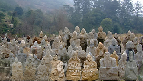 중국 후난(湖南)성 융저우(永州)시 다오(道)현에서 시안(西安)의 진시황 병마용보다 규모가 크고 더 오래된 고대 석상군이 발견됐다. 19일 관영 신화통신에 따르면 탕중융(唐忠勇) 다오현 문물관리소장은 17일 융저우시에서 4개성이 공동으로 주최한 고고학 포럼에서 “다오현을 지나는 난링(南嶺)산맥 구이짜이(鬼재<山아래 思>)령의 깊은 계곡에서 5천여개의 석상들이 1만5천㎡에 걸쳐 흩어져 있는 것을 발견했다”고 밝혔다. 사진은 중국 현지 정부 사이트와 현지 언론 사이트에서 캡쳐한 석상군. 연합뉴스