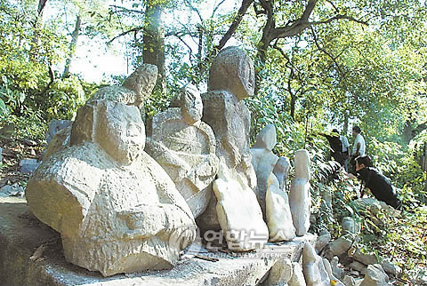 중국 후난(湖南)성 융저우(永州)시 다오(道)현에서 시안(西安)의 진시황 병마용보다 규모가 크고 더 오래된 고대 석상군이 발견됐다. 19일 관영 신화통신에 따르면 탕중융(唐忠勇) 다오현 문물관리소장은 17일 융저우시에서 4개성이 공동으로 주최한 고고학 포럼에서 “다오현을 지나는 난링(南嶺)산맥 구이짜이(鬼재<山아래 思>)령의 깊은 계곡에서 5천여개의 석상들이 1만5천㎡에 걸쳐 흩어져 있는 것을 발견했다”고 밝혔다. 사진은 중국 현지 정부 사이트와 현지 언론 사이트에서 캡쳐한 석상군.  연합뉴스