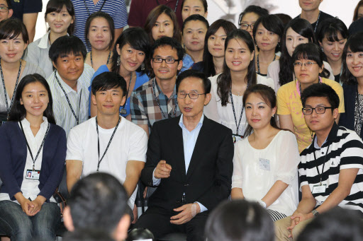 이명박 대통령이 19일 오전 서울 마포구 성산동 강북청년창업센터를 방문해 창업준비생들과 간담회를 가진 뒤 기념촬영을 하고 있다.  연합뉴스