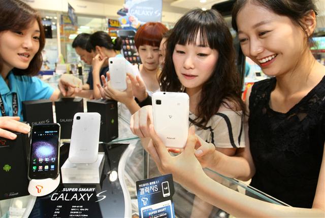 여성 고객들이 최근 서울 시내 한 휴대전화 매장에서 삼성전자가 내놓은 갤럭시S 흰색 모델을 살펴보고 있다. 삼성전자 제공