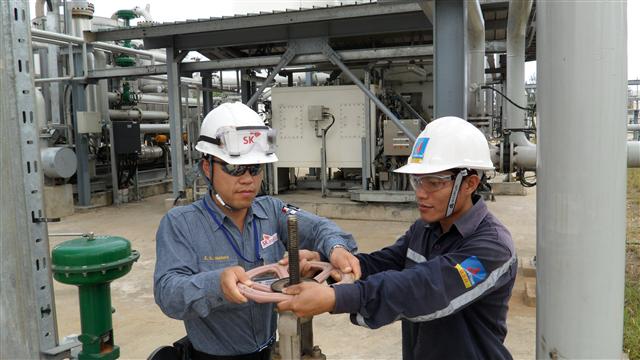 베트남 BSR 정유공장에 파견된 SK에너지 기술진이 베트남 현지 생산관리 기술자에게 공장운영 노하우를 전수하고 있다. SK에너지 제공