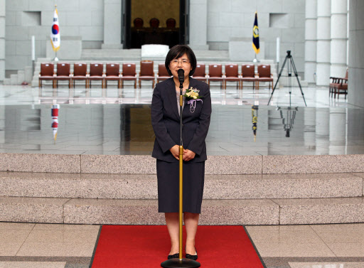 여성으로 처음 대법관에 올라 6년 간 일한 김영란 대법관이 24일 서울 서초구 대법원에서 열린 환송식에서 인사말하고 있다. 연합뉴스