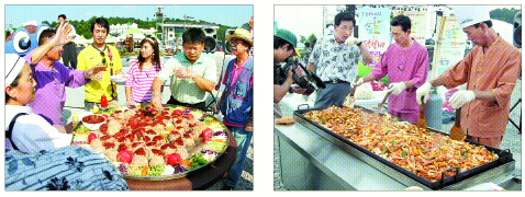 지난해 열렸던 막국수(왼쪽)·닭갈비축제. 춘천을 찾는 관광객들의 입맛을 사로잡을 것으로 기대된다.